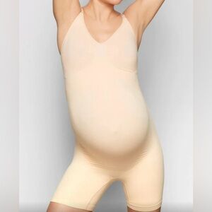 Skims Maternity Sculpting bodysuit, Mid thigh.